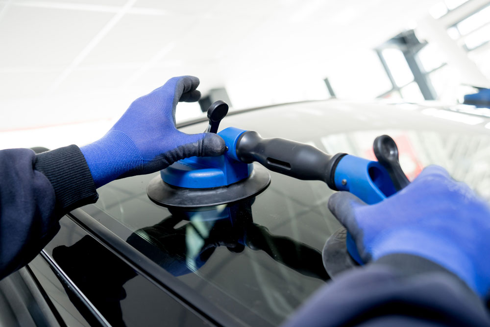 Automotive,glazier,equipment,for,replace,windscreen.,in,auto,service,station